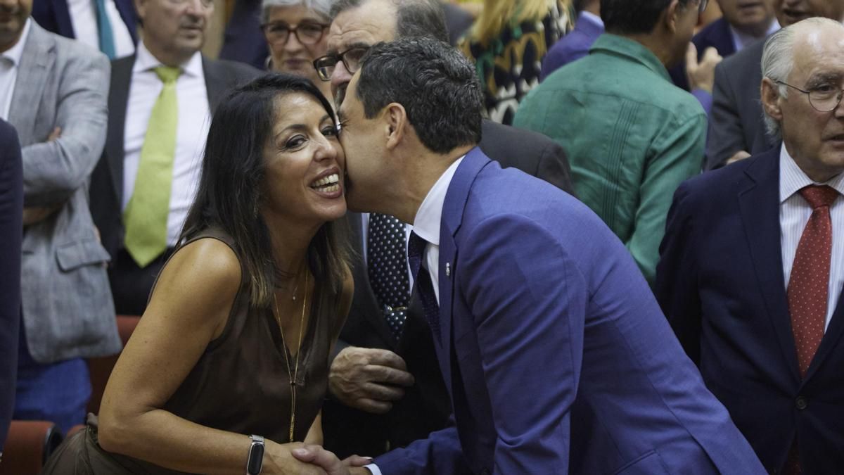 Archivo - El presidente de la Junta de Andalucía, Juanma Moreno, y Marta Bosquet (Fotografía de Archivo)