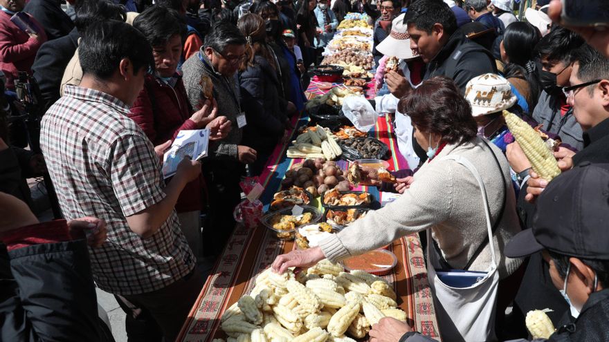 Un "apthapi" o comida comunitaria abre la reflexión contra el racismo en Bolivia