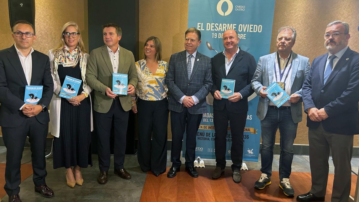 Representantes de Otea, el alcalde de Oviedo, Alfredo Canteli, y la vicepresidenta del Ejecutivo, Gimena Llamedo, en la presentación del desarme de 2023.