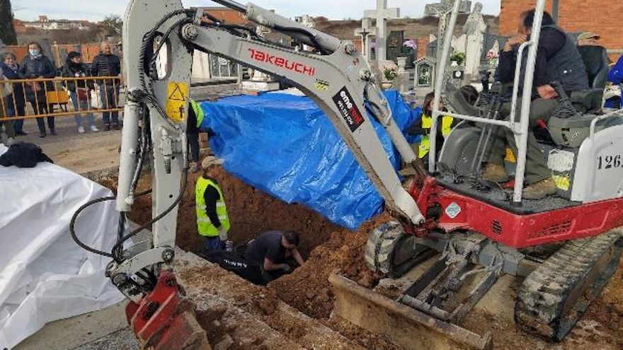 Excavaciones en busca de represaliados en Villadangos. Foto: Abel Aparicio