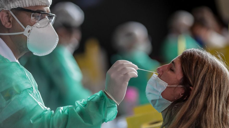 Una mujer se realiza una prueba para detectar la covid-19 en Río de Janeiro (Brasil), en una fotografía de archivo. EFE/André Coelho