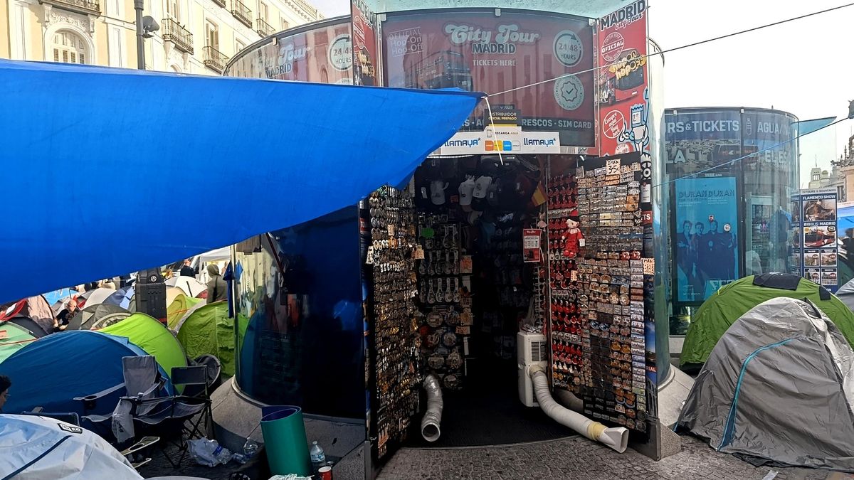 Entrada a un puesto turístico en Puerta del Sol, atravesando tiendas de campaña