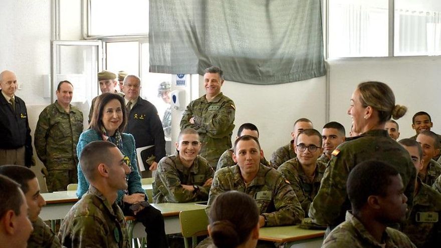 Margarita Robles en el Centro de Formación de Tropa de San Fernando.