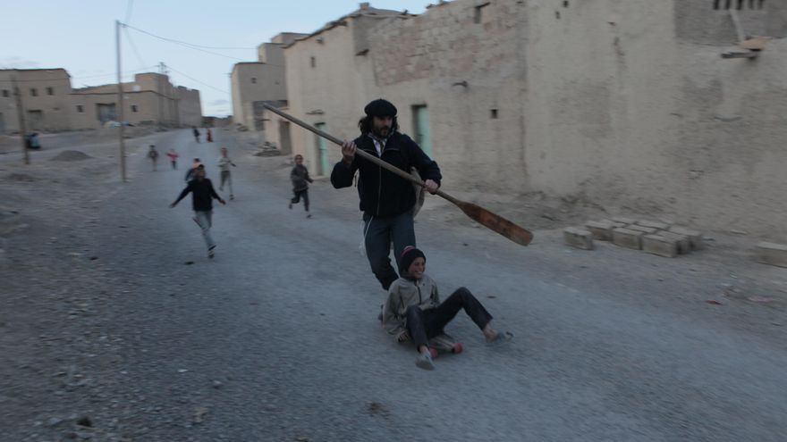 El 'nieto del Olentzero' junto a un grupo de niños en uno de sus viajes