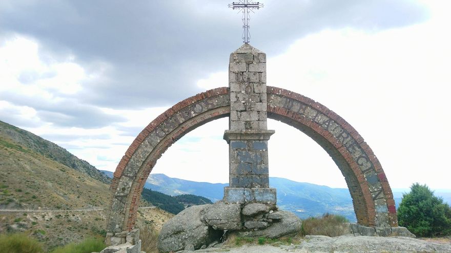 El monumento erigido en 1948 en el Puerto del Pico, en Ávila.