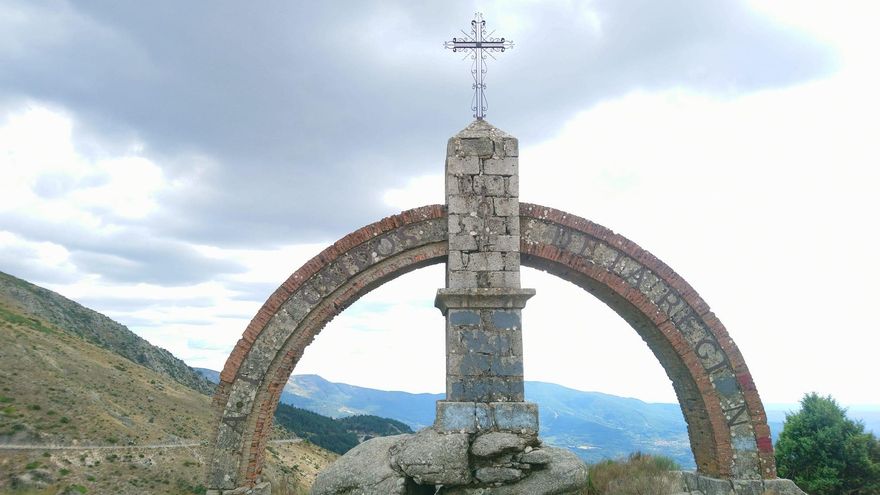 El monumento erigido en 1948 en el Puerto del Pico, en Ávila.