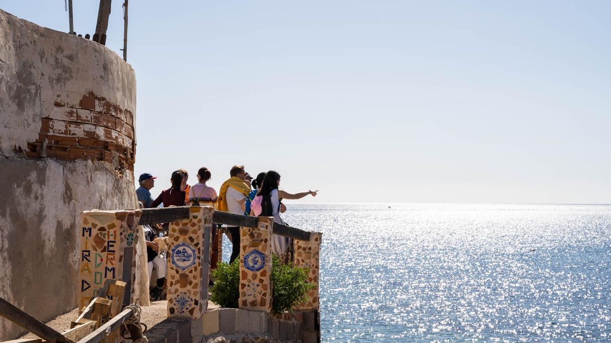 Visitantes de la Algameca Chica contemplan las vistas de uno de los miradores más característicos del poblado