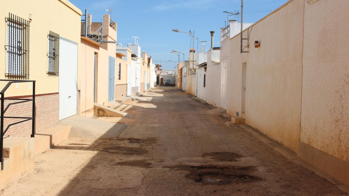 Las calles céntricas de El Mirador todavía no han podido borrar las huellas que dejó el barro tras la riada.