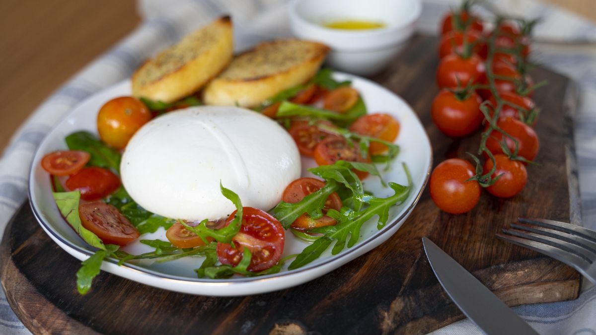 Ensalada de tomate, burrata y pesto