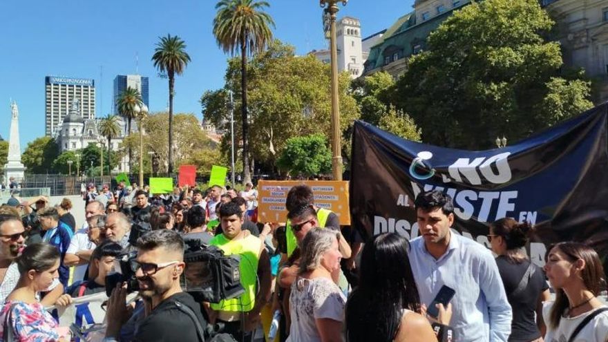 Familiares de personas con discapacidad y jubilados reclamaron frente a la Casa Rosada por las deudas en el Programa Incluir Salud y PAMI