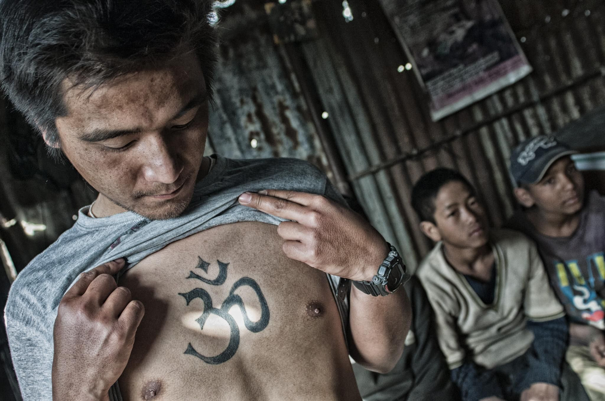 Uno de los jóvenes más mayores del grupo muestra un tatuaje con el característico Om nepalés en el pecho./ FOTO: Zigor Aldama