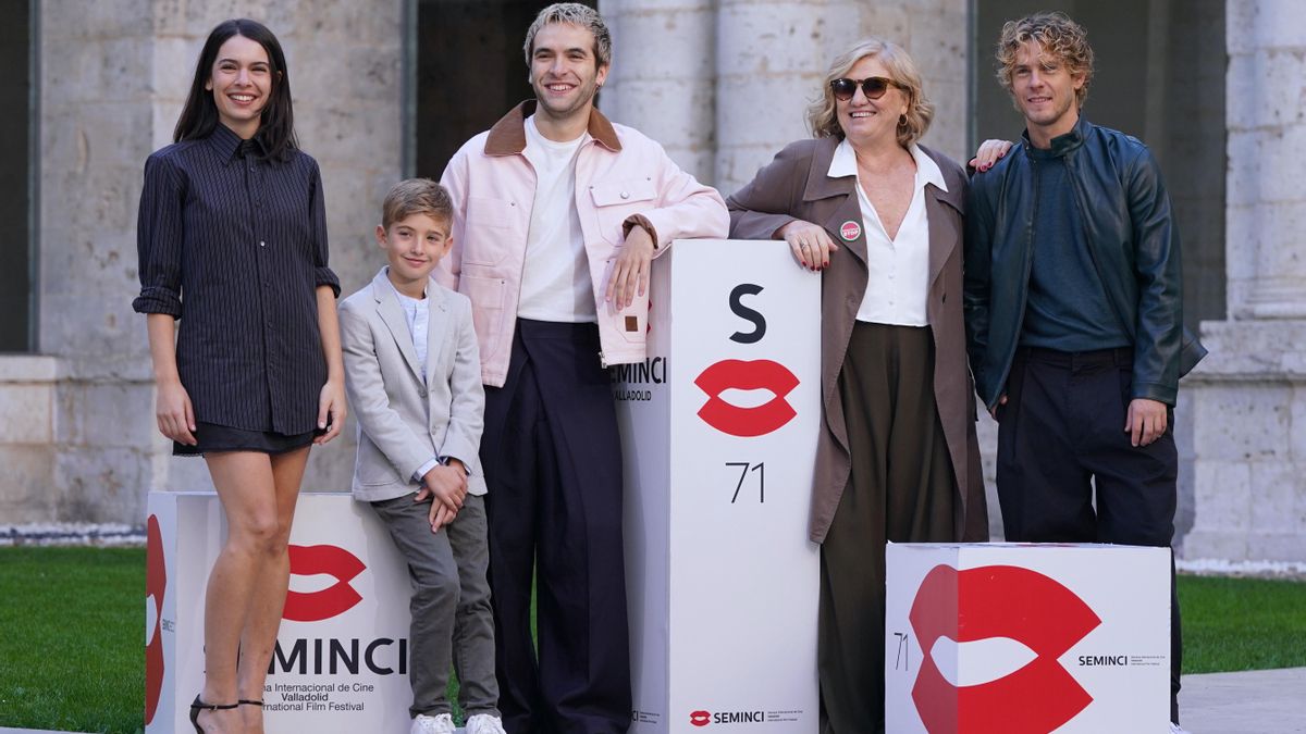 Ricardo Gómez (c), en la imagen junto a los actores del largometraje, se estrena como director con la película “Una familia” que presenta hoy en la 71 edición de la Semana Internacional de Cine de Valladolid.EFE/Nacho Gallego