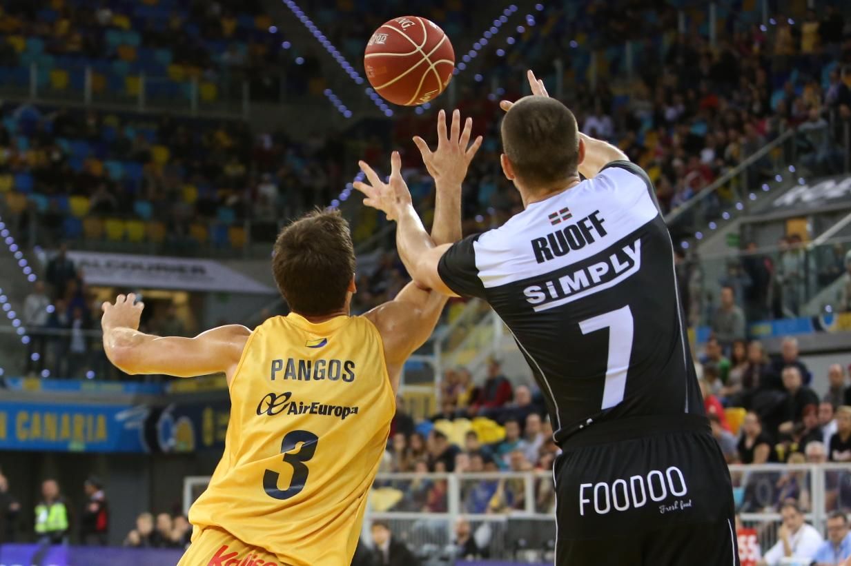 Partido entre el Herbalife Gran Canaria y el Dominion Bilbao Basket en el Gran Canaria Arena. (Alejandro Ramos).