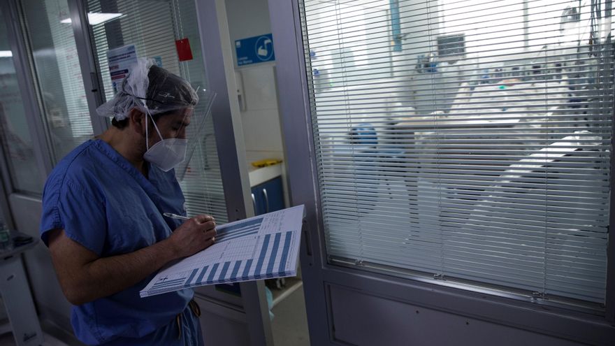 Un sanitario revisa el estado de un paciente afectado por la covid-19 en la Unidad de Cuidados Intensivos (UCI) del Hospital Clínico de la Universidad de Chile en Santiago (Chile).  EFE/Alberto Valdés/Archivo