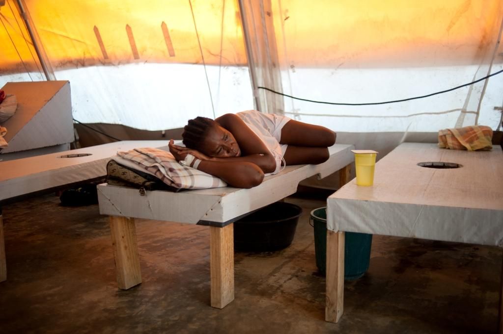 Diciembre de 2012. La epidemia de cólera ha regresado a raíz de los huracanes Isaac y Sandy que han revelado la fragilidad del sistema de salud. Los pacientes son tratados en tiendas de campaña lejos del área principal del hospital. Unidad de Tratamiento de Cólera en Leogane. Fotografía: Emilie Régnier