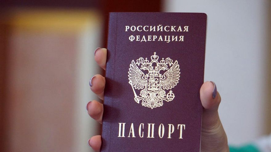 Rusia entrega pasaportes en regiones ocupadas de Ucrania