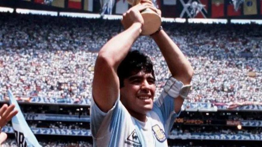 Maradona, presente en el homenaje a las leyendas del fútbol que ya no están
