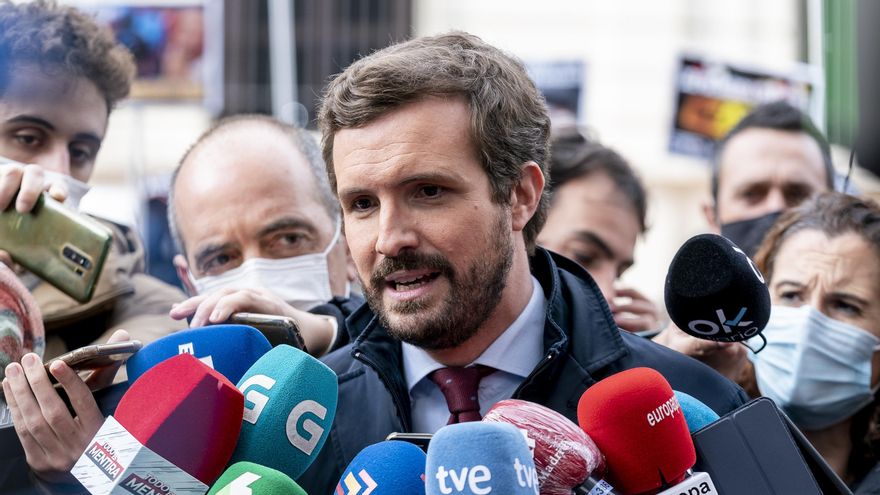 El presidente del PP, Pablo Casado, ofrece declaraciones a los medios, en una concentración contra la reforma de la ‘Ley Mordaza’, frente a la Delegación del Gobierno, a 24 de noviembre de 2021, en Madrid, (España).