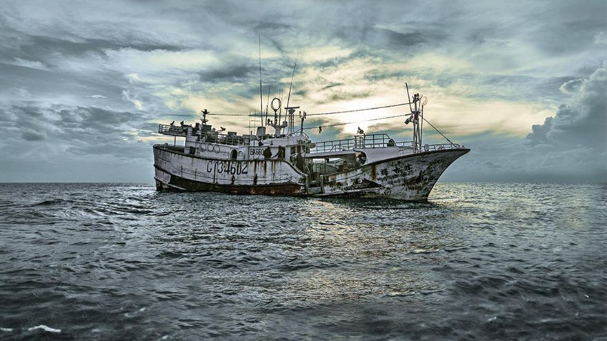 Imagen de portada del libro “Océanos sin ley. Viajes a través de la última frontera salvaje” de Ian Urbina