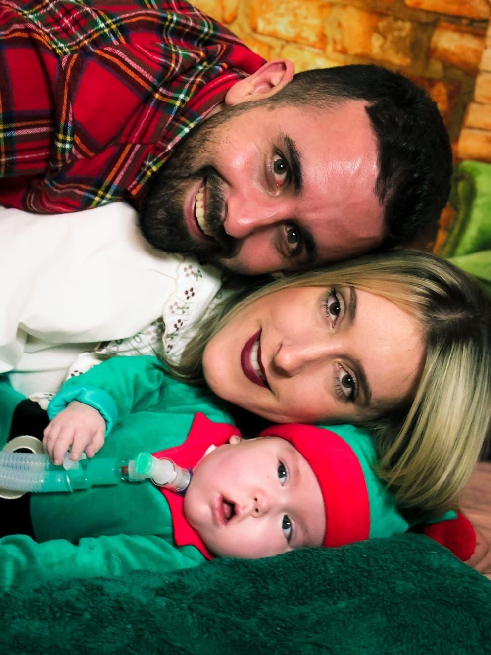 Jorge, Cristina y Valentina celebrando la Navidad a la vuelta del hospital