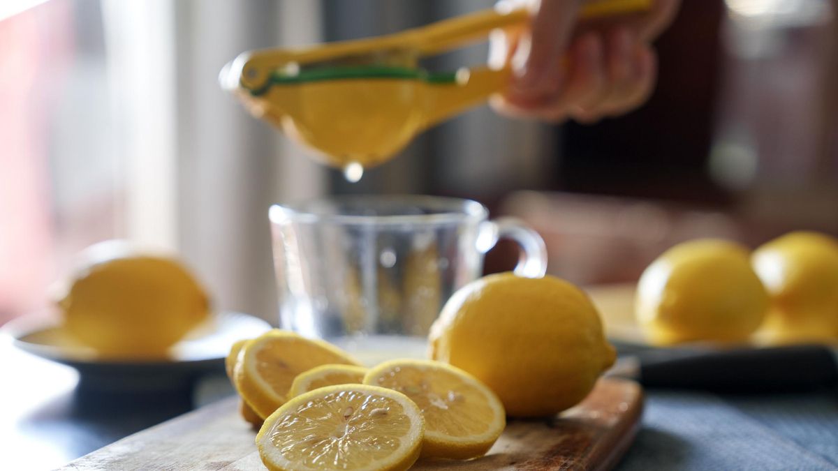 Preparación de limonada casera.