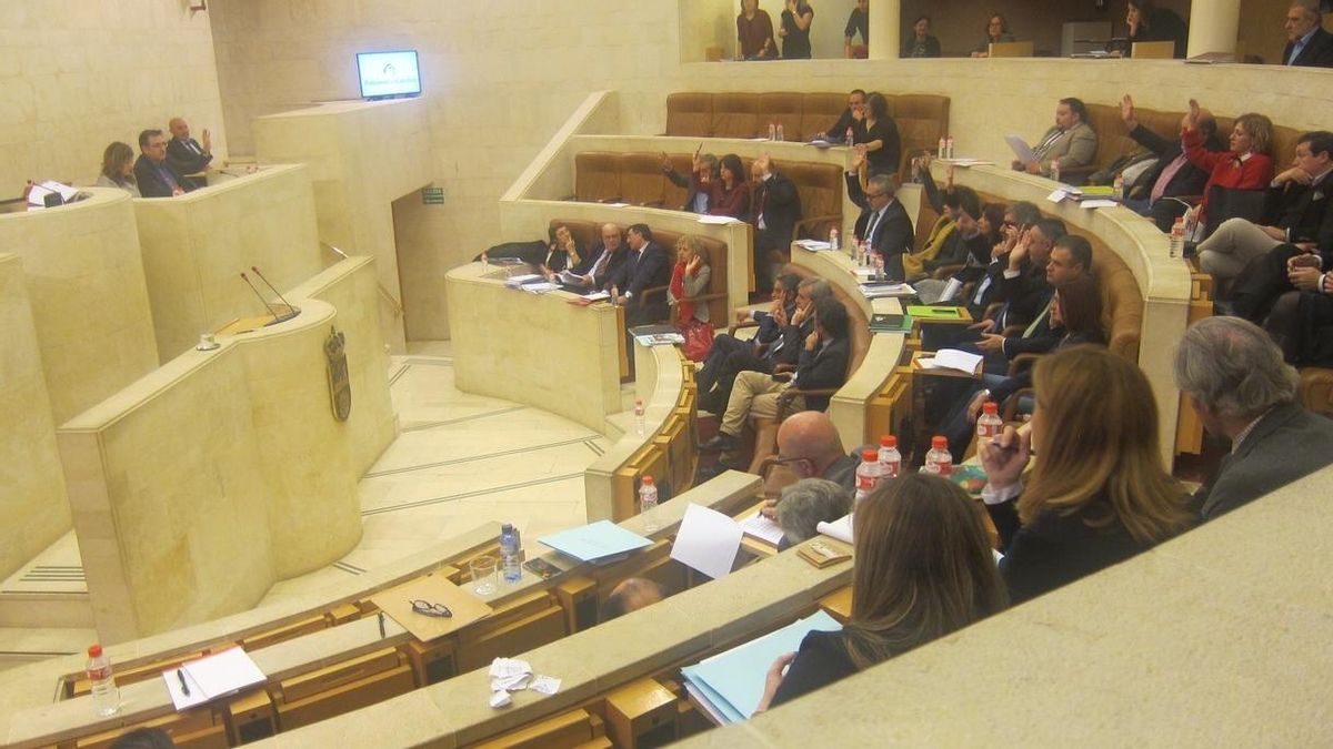 El Gobierno de Revilla saca adelante su tercer presupuesto con el voto del exdiputado de Cs