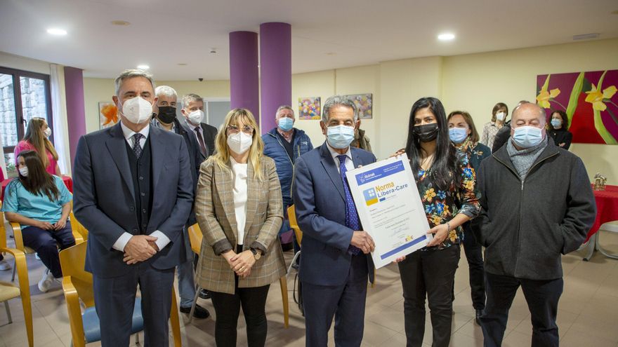 El presidente de Cantabria, Miguel Ángel Revilla, y la consejera de Empleo y Políticas Sociales, Eugenia Gómez de Diego, en el acto de entrega del certificado 'libera-care' a la residencia de mayores de Villacarriedo