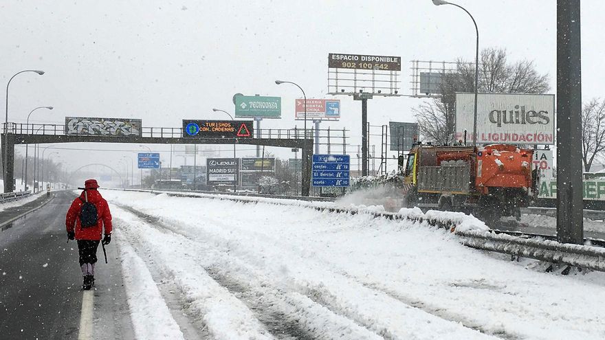 La Agencia Estatal de Meteorología (Aemet) prevé para hoy, domingo, fuertes nevadas en cotas bajas de Cataluña, Aragón y Comunidad Valenciana y otros puntos del interior del país, además de intensas lluvias en el sur, litoral catalán y Baleares y heladas en todos los sistemas montañosos y las mesetas. EFE/Pedro Ortiz