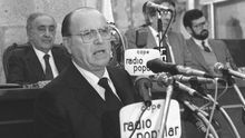 (7-junio-1982) El candidato a la presidencia de la Xunta de Galicia Gerardo Fernández da lectura a su programa durante la sesión de investidura en la sede del Parlamento gallego.