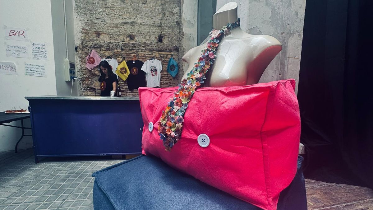 Instalación de David Giral, estudiante de diseño de moda. Al fondo, Cristina Ariza, del bar ‘Tú a tu ritmo’.
