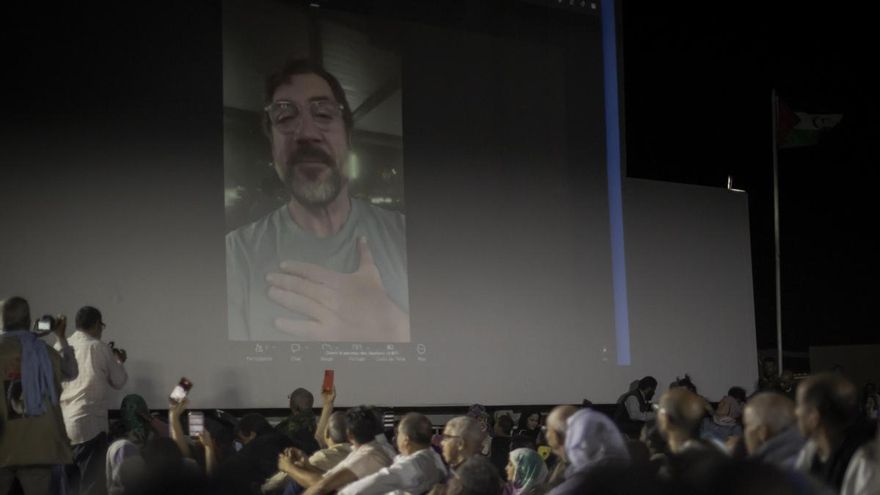 Bardem cierra el Fisahara recordando la "traición" de Sánchez al pueblo saharaui: "Sois nuestros hermanos, los gobernantes no nos representan"
