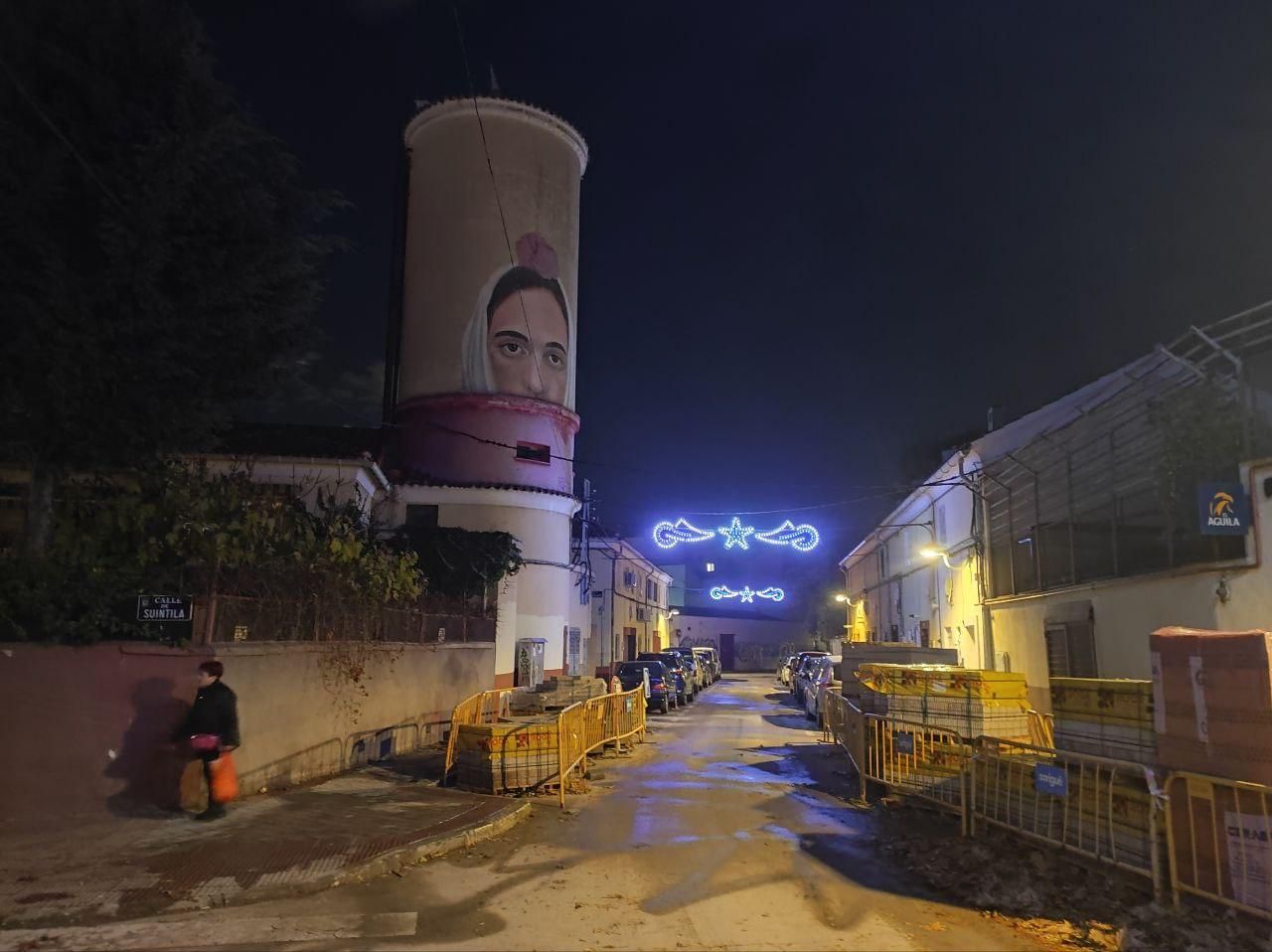 Chulapa pintada en la torre del Antiguo Depósito de Aguas en la calle Amalarico, en la Colonia Tercio y Terol del barrio de San Isidro en Carabanchel, obra de Jorge Rodríguez-Gerada impulsada por la plataforma Carabanchel Creativa.