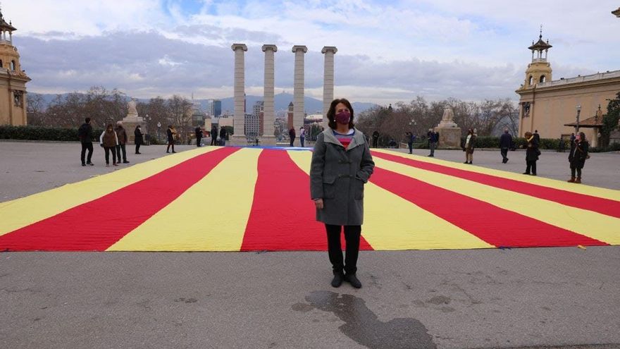 Archivo - La presidenta de la ANC, Elisenda Paluzie, en una acción en la que han desplegado una 'estelada' en las fuentes de Montjuïc de Barcelona