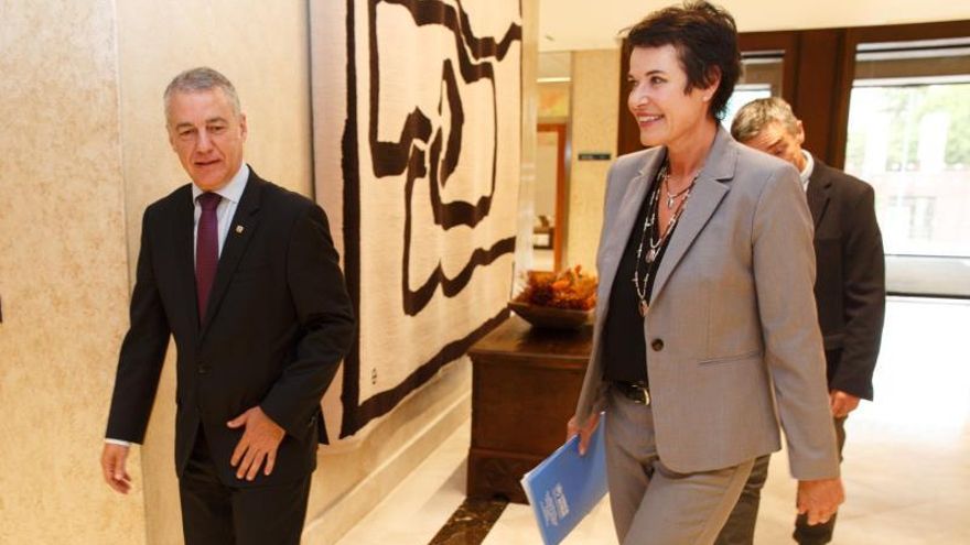 El lehendakari, Iñigo Urkullu (i), recibe este miércoles en la sede de laPresidencia del Gobierno Vasco en Vitoria a Francesca Friz-Prguda (d), representante en España del Alto Comisionado de las Naciones Unidas para los Refugiados (ACNUR).