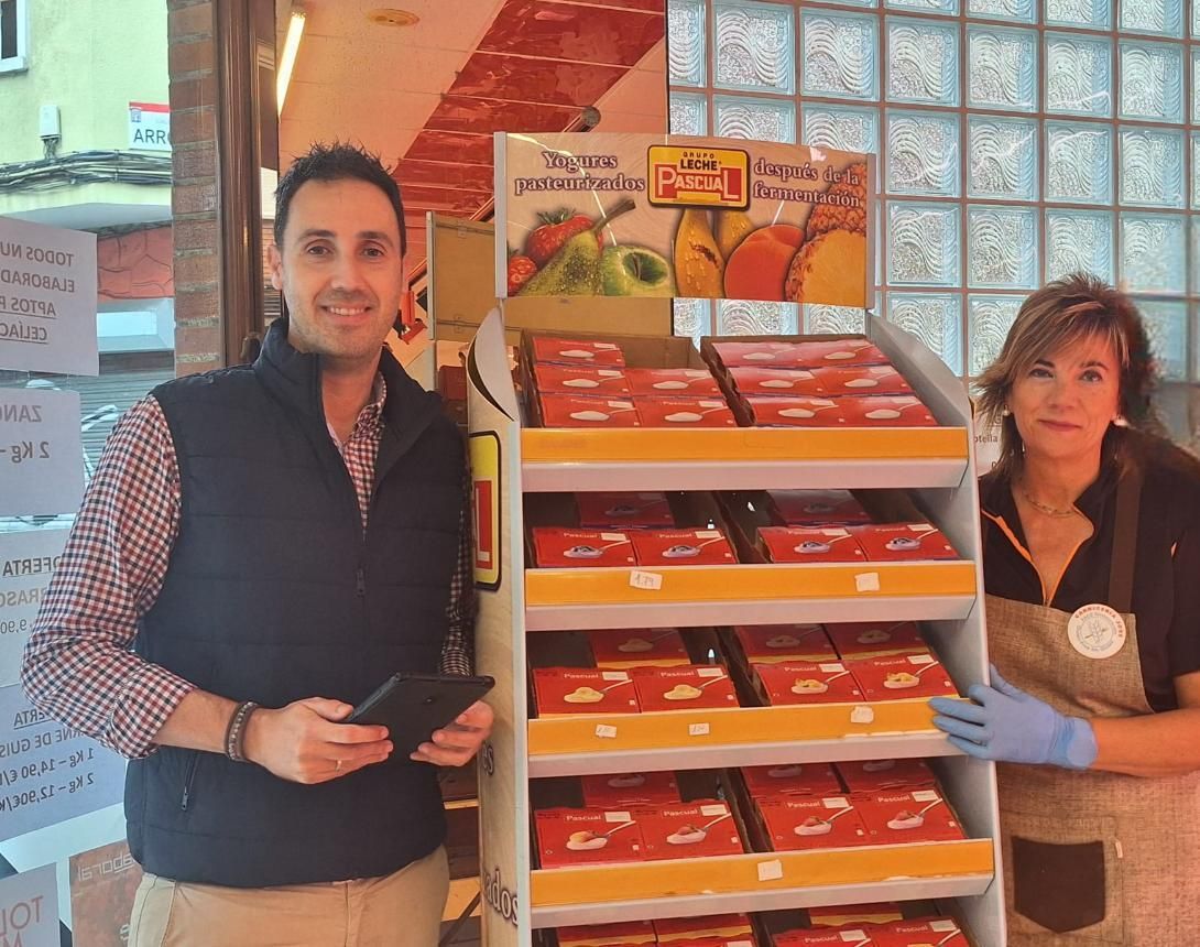 Luis Roces, comercial de Pascual, junto a Luisa, de la Carnicería José