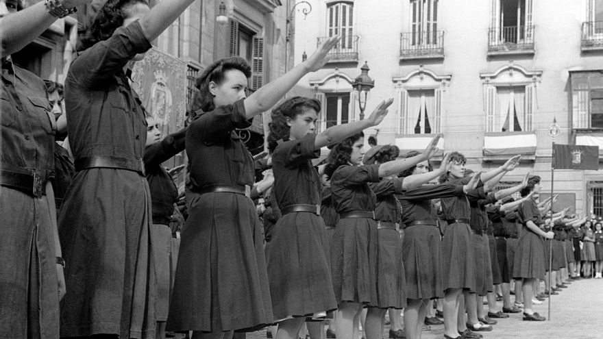 ¿Solo mujeres sumisas? El debate sin resolver sobre las falangistas sin hijos ni marido llamadas a erigir la 'Nueva España'