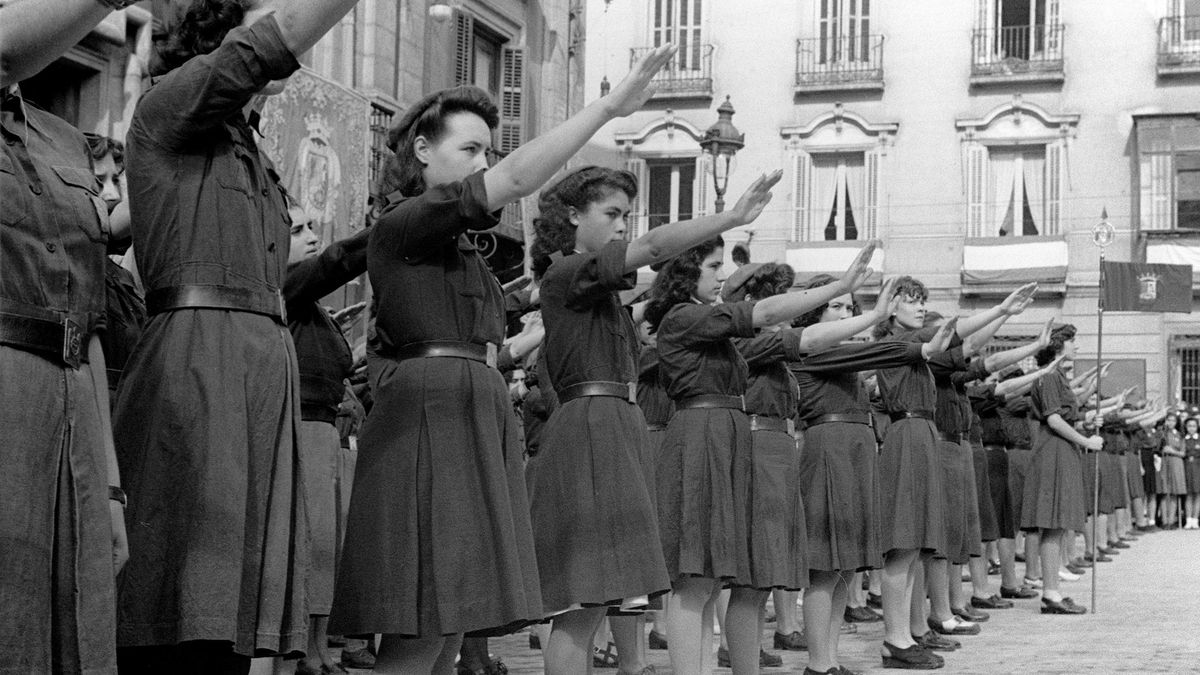 ¿Solo mujeres sumisas? El debate sin resolver sobre las falangistas sin hijos ni marido llamadas a erigir la 'Nueva España'