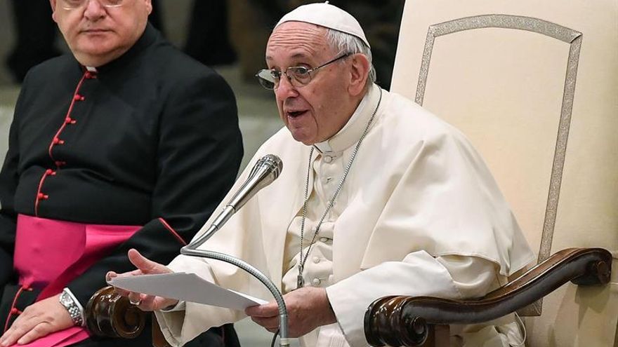 El papa pide ayuda y plenos derechos para la minoría musulmana rohinyá