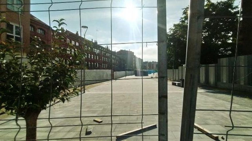 El nuevo Paseo del Ferrocarril, cerrado y con basura dentro. // Uribe