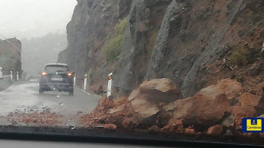 Desprendimientos en la carretera entre Temisas y Santa Lucía. (Carreteras GC)