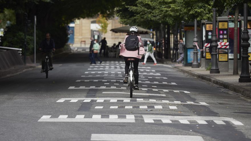 Archivo - Una persona monta en bicicleta durante el día 94 del estado de alarma