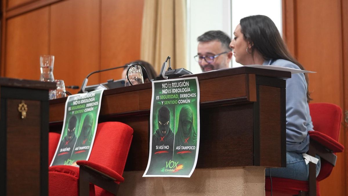 Carteles contra el burka ante los concejales de Vox.