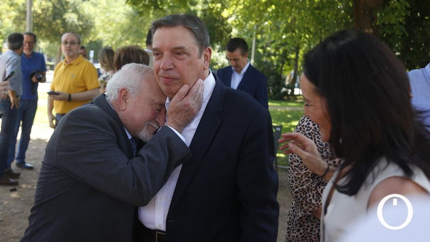 Paco Téllez abraza a Luis Planas