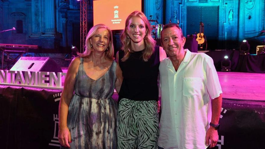 Laura Gil, acompañada de sus padres en el pregón de la feria de Murcia