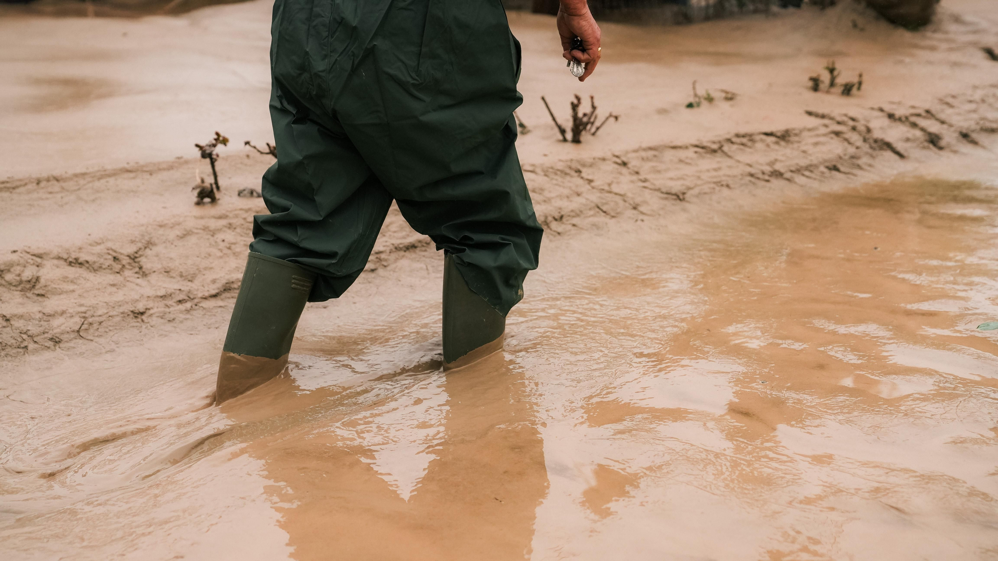 El lodo y el barro, dentro de las parcelas de las calles Perdiz y La Tórtola