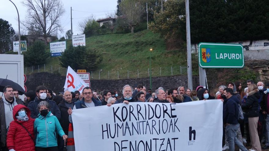 Cientos de personas bloquean el puente que separa Irún y Hendaya para exigir "corredores humanitarios para todos"