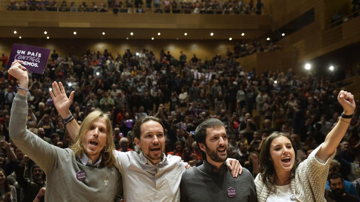 Fernández, Pablo Iglesias, Juanma del Olmo e Irene Montero, en una imagen de la campaña de Podemos en diciembre de 2015.