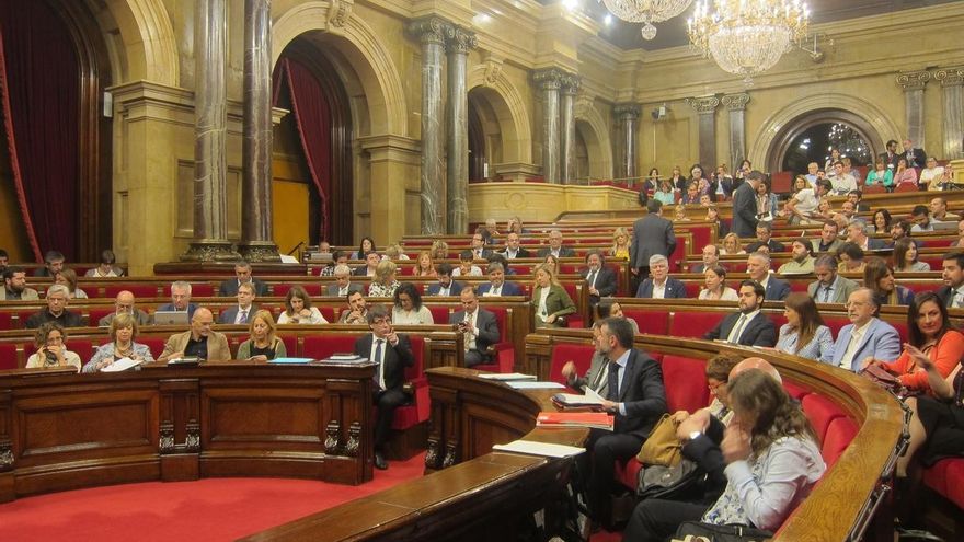 El Parlament insta al Govern a personarse en los casos de corrupción que afectan a la Generalitat