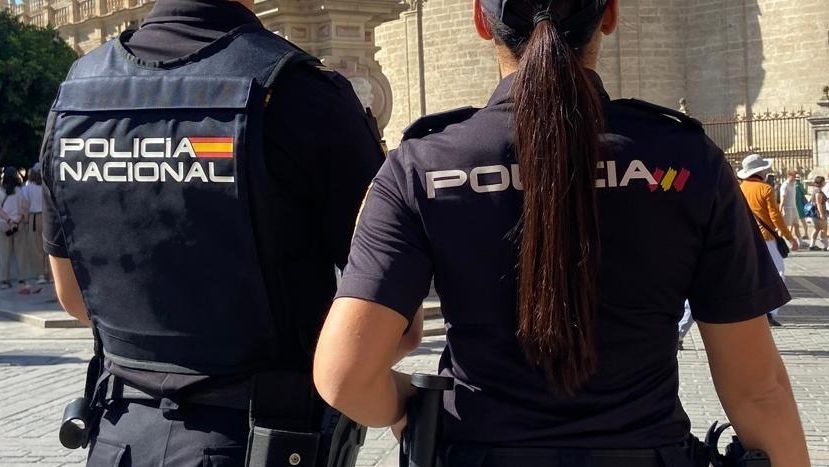 Archivo - Agentes de la Policía Nacional en el centro de Sevilla.