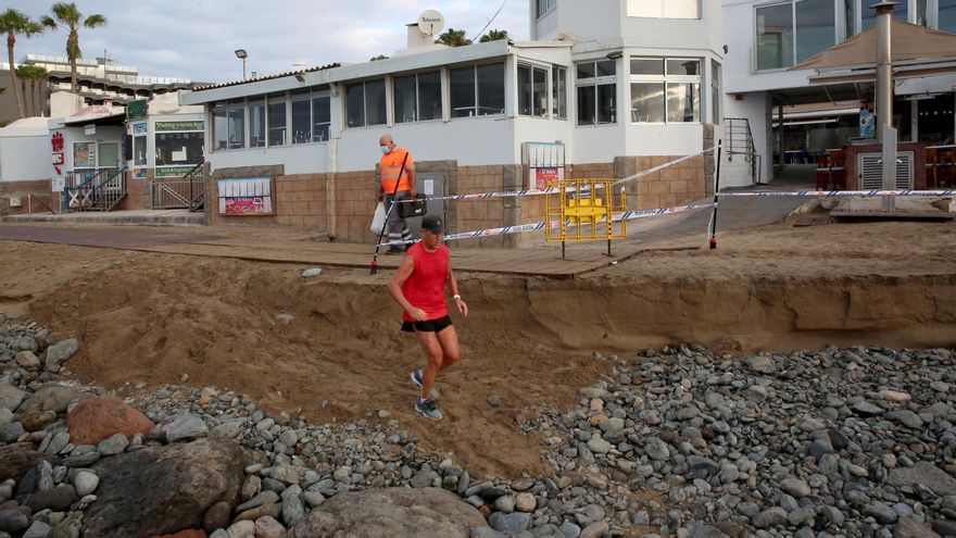 Para cruzar una parte de la pasarela de la Playa de Maspalomas, se debe bajar hasta la arena debido a que el Ayuntamiento de San Bartolomé de Tirajana tuvo que retirar parte del paseo.